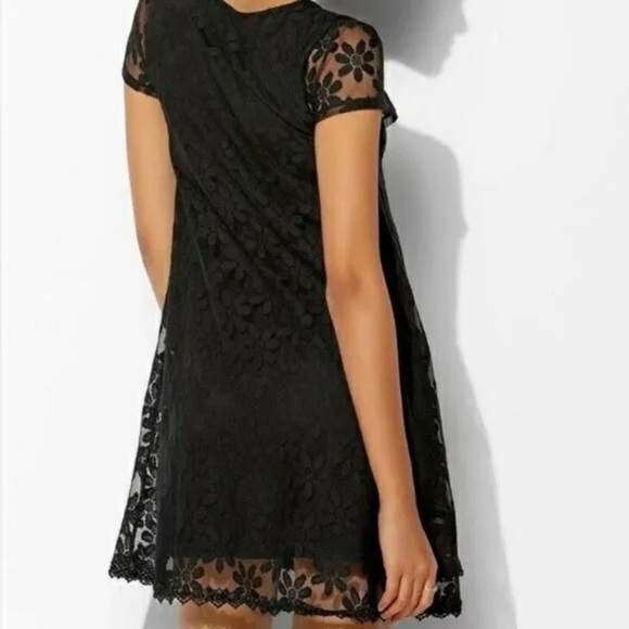 Kimchi Blue | Black Floral Lace Trapeze Shift Dress Sz XS - Picture 6 of 9